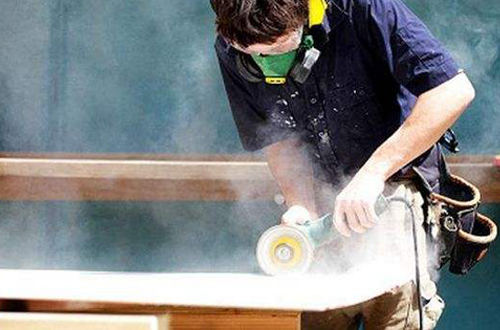 切割、打磨作业